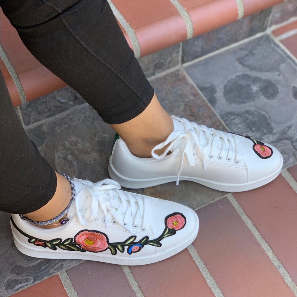 ladies which lace up flower embroidery sneakers